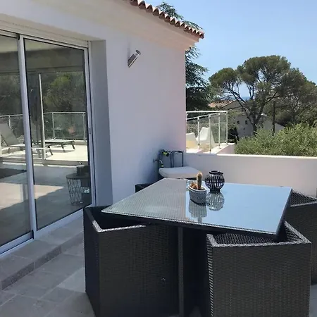 Les Alizes Côté Piscine Proche Bord De Casa de Férias *