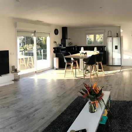 Les Alizes Côté Piscine Proche Bord De Casa de Férias *
