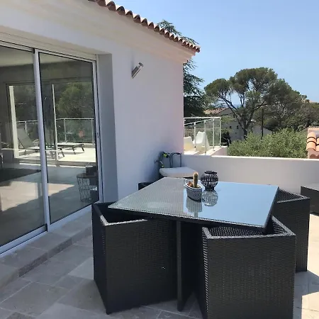 Les Alizes Côté Piscine Proche Bord De Casa de Férias *