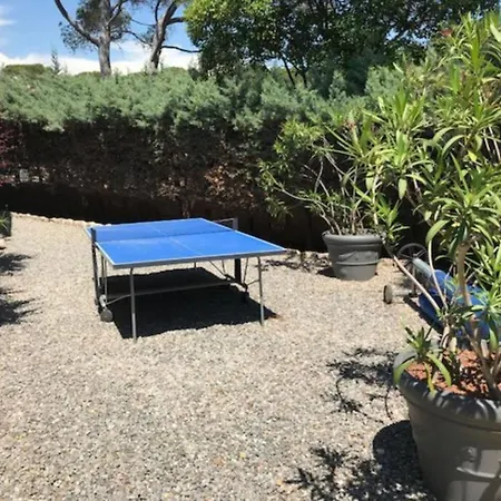 A L'etage Avec Piscine Proche Bord De *