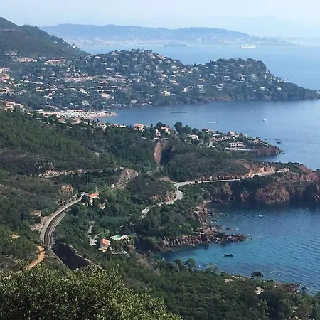 A L'etage Avec Piscine Proche Bord De Casa vacanze