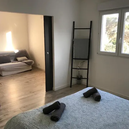 A L'etage Avec Piscine Proche Bord De Casa vacanze *
