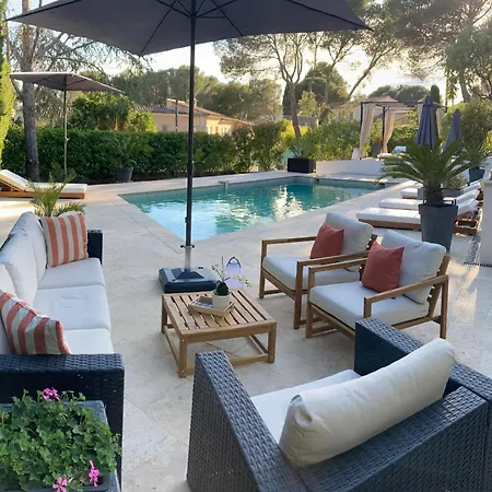 A L'etage Avec Piscine Proche Bord De *