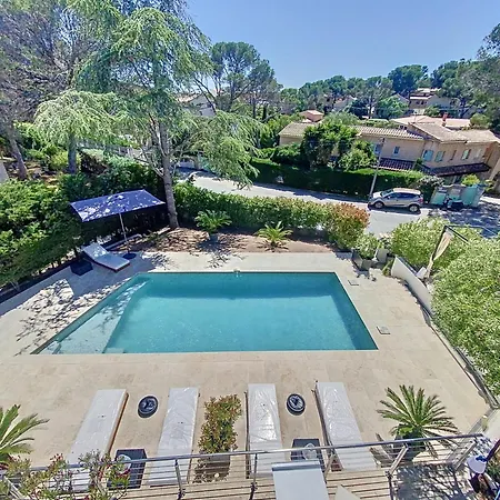 A L'etage Avec Piscine Proche Bord De Casa vacanze *