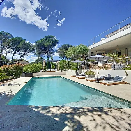 A L'etage Avec Piscine Proche Bord De Casa vacanze Saint-Raphaël